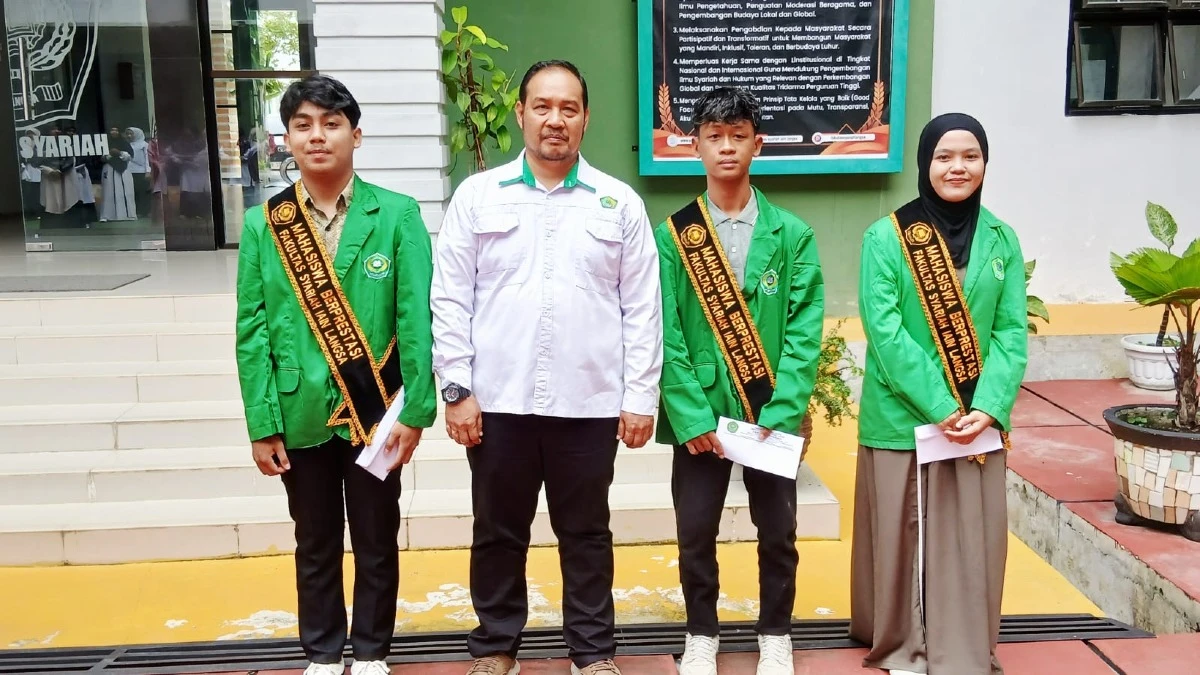 Dekan Fakultas Syariah IAIN Langsa Berikan Penghargaan kepada Mahasiswa Berprestasi