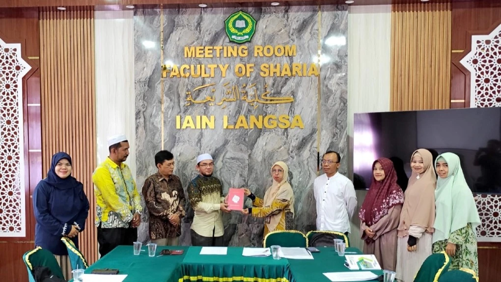 Dr. Asrar Mabrur Gaza, S.Th.I, MA Hibahkan Buku Karyanya kepada Fakultas Syariah IAIN Langsa